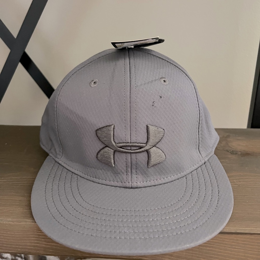 YOUTH UNDER ARMOUR FLEX FIT HAT GRAY W/ GREAT BLACK LEATHER LOOK LOGO
